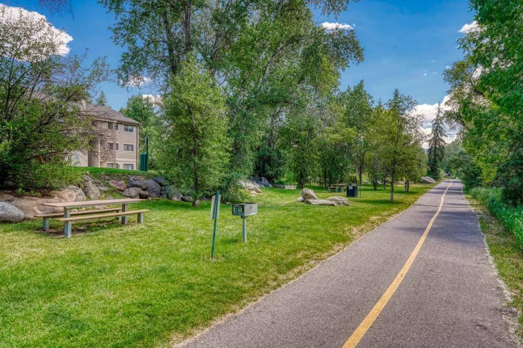 Riverfront Family-Friendly Condo Avon Kültér fotó